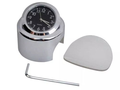 Analoge Lenkeruhr und Thermometer in Chrom