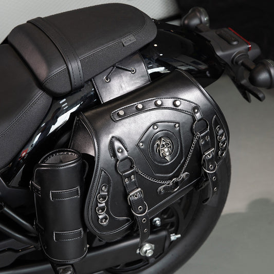 Motorradtaschen im rockigen Stil