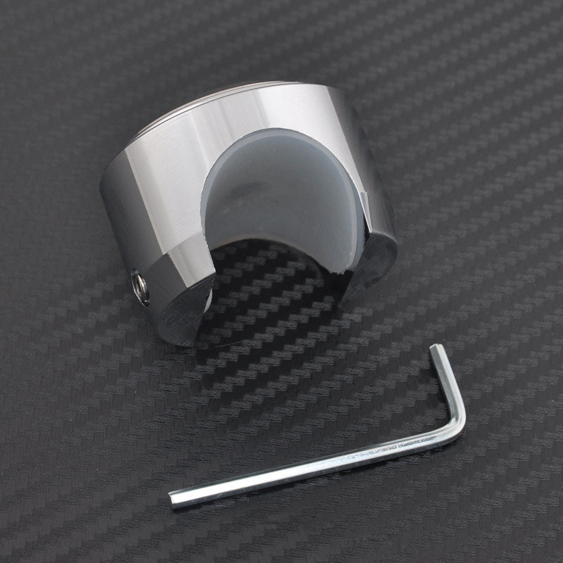 Analoge Lenkeruhr und Thermometer in Chrom