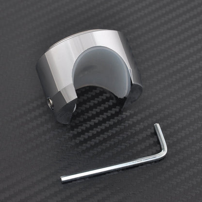 Analoge Lenkeruhr und Thermometer in Chrom