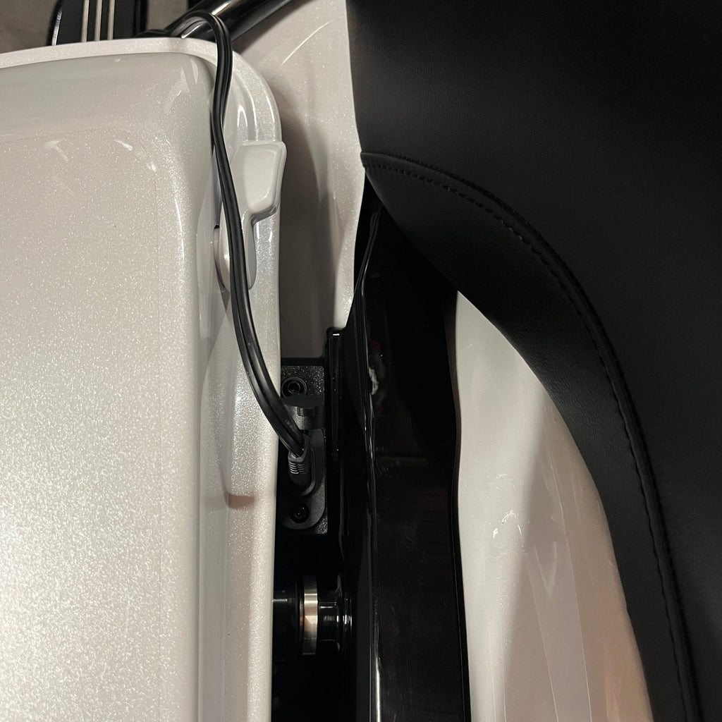 Komforthalter 2.0 für SAE-Ladeanschluss für Harley-Davidson Touring Modelle ab 2014