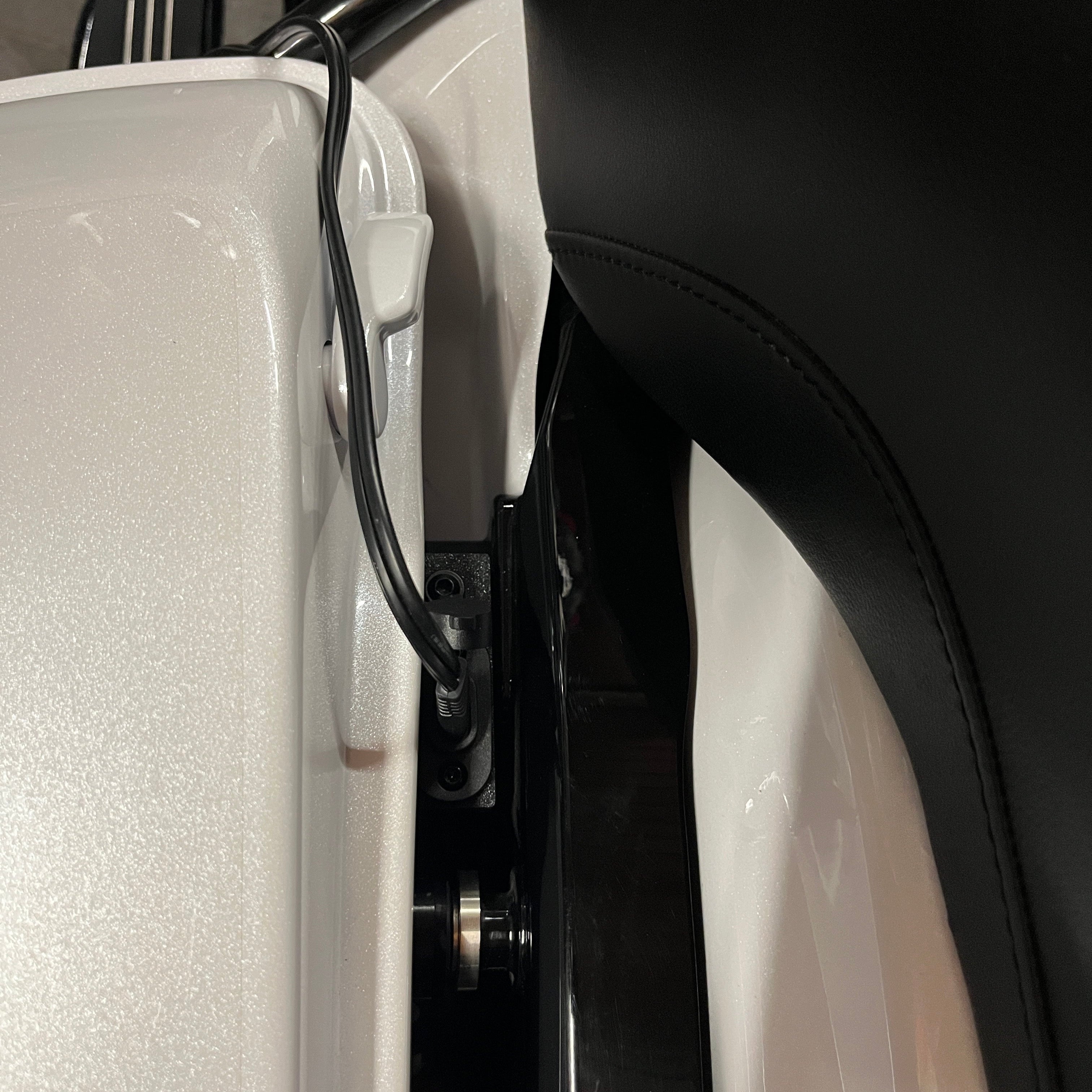 Komforthalter 2.0 für SAE-Ladeanschluss für Harley-Davidson Touring Modelle ab 2014