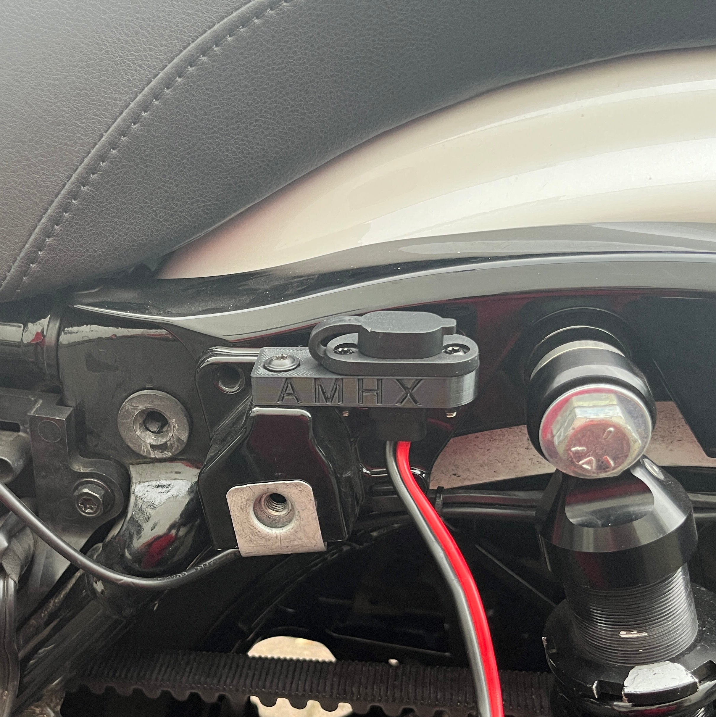 Komforthalter 2.0 für SAE-Ladeanschluss für Harley-Davidson Touring Modelle ab 2014